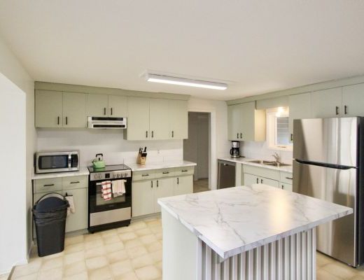 Lakeshore Cabin - 4 Bdrm Lakefront - Kelowna (CVH)