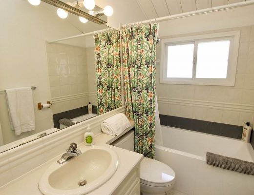 Lakeshore Cabin - 4 Bdrm Lakefront - Kelowna (CVH)