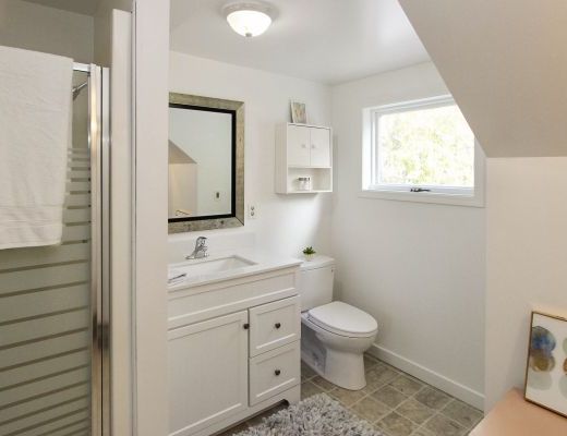 Lakeshore Cabin - 4 Bdrm Lakefront - Kelowna (CVH)