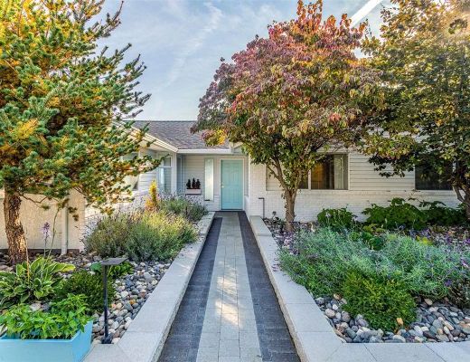 Barefoot Beachhouse - 3 Bdrm Lakefront - West Kelowna (CVH)