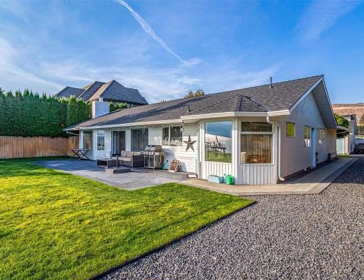 Barefoot Beachhouse - 3 Bdrm Lakefront - West Kelowna (CVH)
