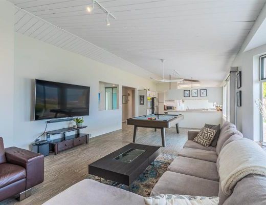 Barefoot Beachhouse - 3 Bdrm Lakefront - West Kelowna (CVH)