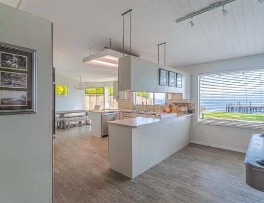 Barefoot Beachhouse - 3 Bdrm Lakefront - West Kelowna (CVH)