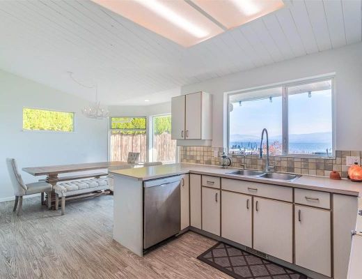 Barefoot Beachhouse - 3 Bdrm Lakefront - West Kelowna (CVH)