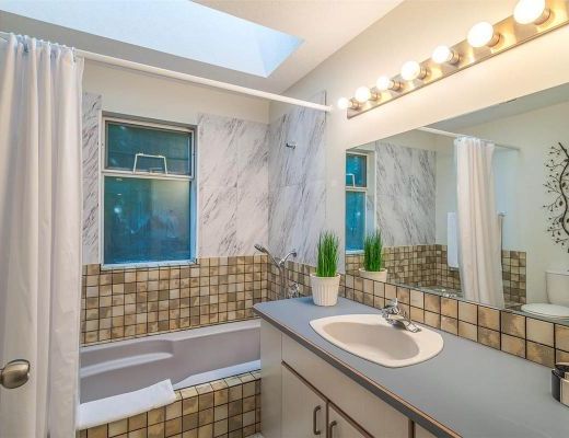 Barefoot Beachhouse - 3 Bdrm Lakefront - West Kelowna (CVH)