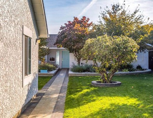 Barefoot Beachhouse - 3 Bdrm Lakefront - West Kelowna (CVH)