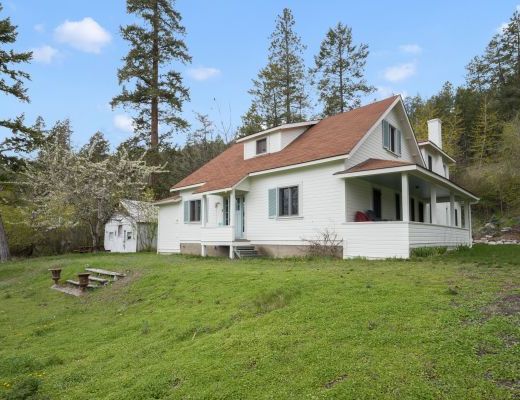 Lakeside Manor - 4 Bdrm-300 ft of Private Beach - Kelowna (CVH)
