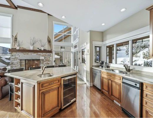 The Sasquatch Lodge - 4 Bdrm HT - Sun Peaks (TM 15)