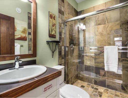 Fairways Drive Twin Oaks - 4 Bdrm HT - Sun Peaks (TM 15)