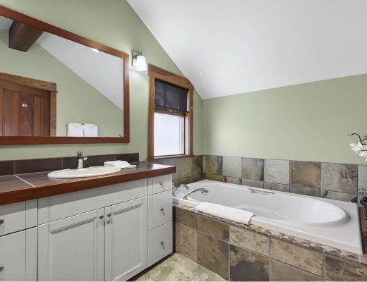 Fairways Drive Twin Oaks - 4 Bdrm HT - Sun Peaks (TM 15)