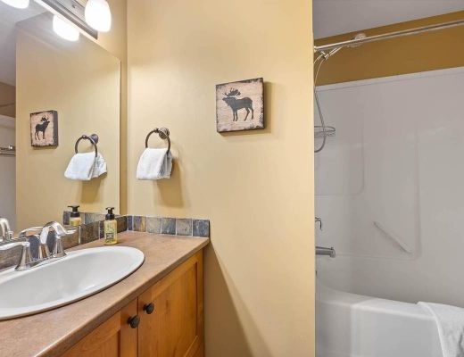 Settlers Crossing #28 - 2 Bdrm HT - Sun Peaks (TM)