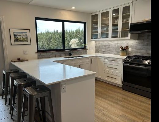 Summer Pool Home - 5 Bdrm w/ Pool - Kelowna