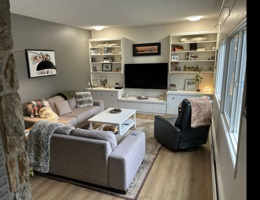 Summer Pool Home - 5 Bdrm w/ Pool - Kelowna