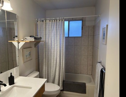 Summer Pool Home - 5 Bdrm w/ Pool - Kelowna