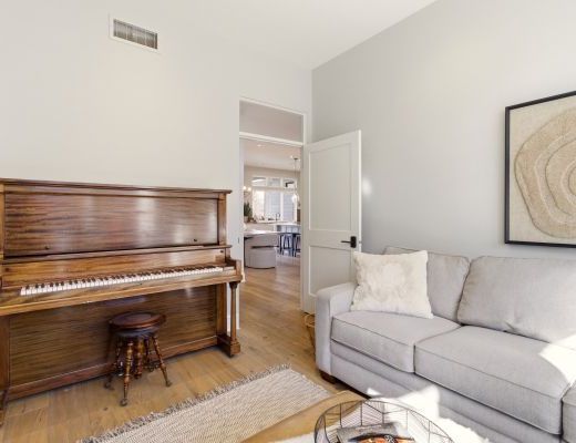 Luxury Look Out - 4 Bdrm Lakeview w/ Pool HT - Kelowna