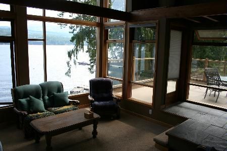 St. Ives Waterfront - 5 Bdrm - Shuswap