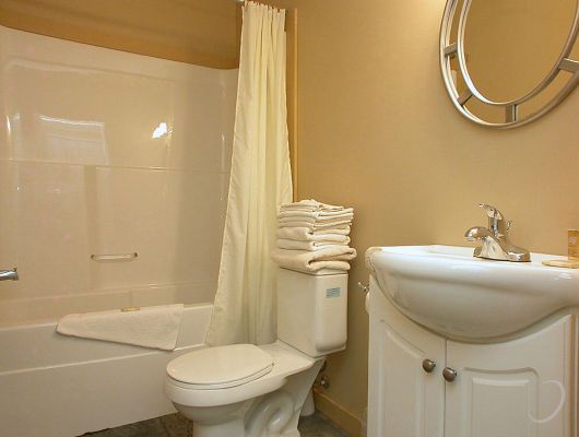 Kluane Creek Chalet - 4 Bdrm HT - Sun Peaks