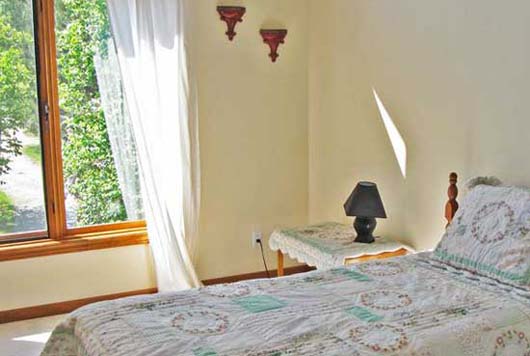 Beachfront Bay - 3 Bdrm - Summerland