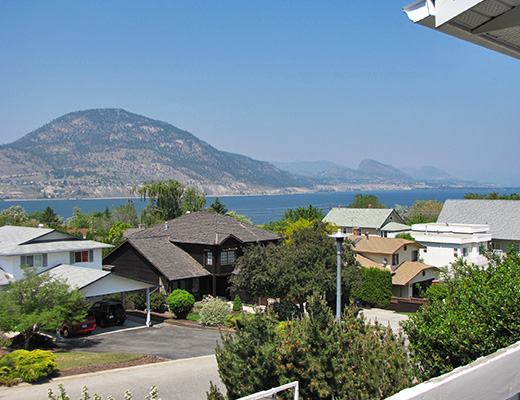 Lakeview Pool Home - 4 Bdrm w/ Pool - Penticton