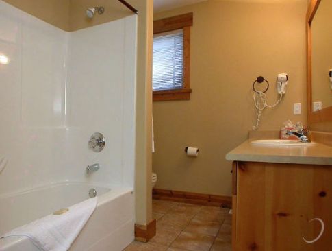 Fairway Cabin #6 - 2 Bdrm HT - Sun Peaks