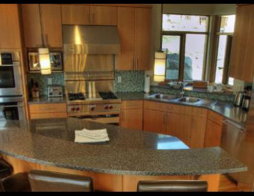 Slope's Edge Chalet - 4 Bdrm HT - Sun Peaks