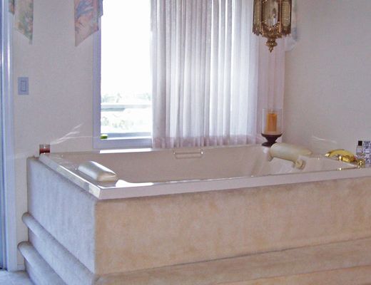 Penticton Views - 5 Bdrm HT w/Pool - Penticton
