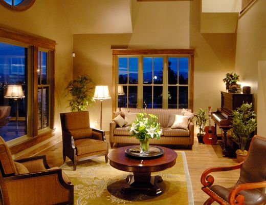 New England Traditional - 5 Bdrm w/Pool - Kelowna