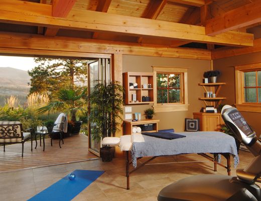 New England Traditional - 5 Bdrm w/Pool - Kelowna