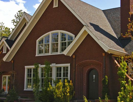 English Country Home - 5 Bdrm w/Pool - Kelowna