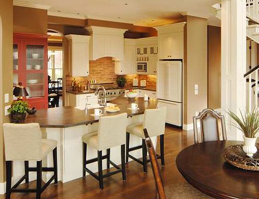 English Country Home - 5 Bdrm w/Pool - Kelowna