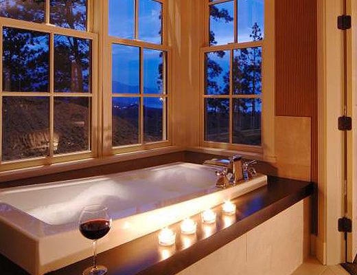 English Country Home - 5 Bdrm w/Pool - Kelowna