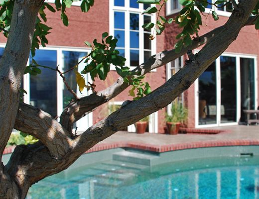 English Country Home - 5 Bdrm w/Pool - Kelowna