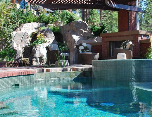 English Country Home - 5 Bdrm w/Pool - Kelowna