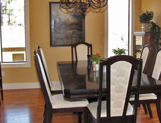 Mountain & City Views - 3 Bdrm HT - Kelowna