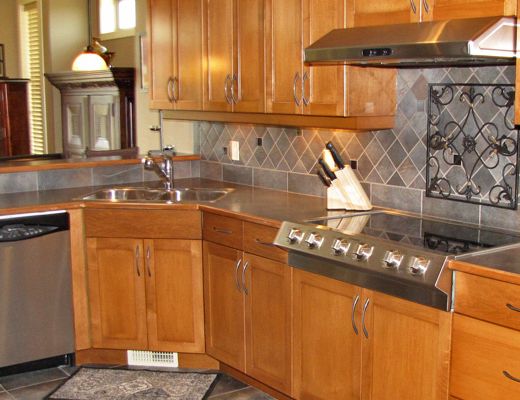 Hillside Pool Home - 3 Bdrm w/Pool - Kelowna