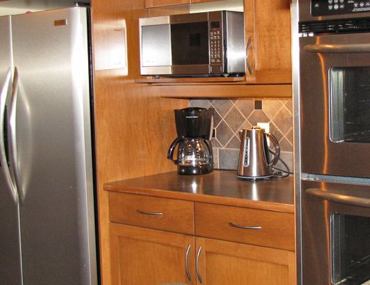 Hillside Pool Home - 3 Bdrm w/Pool - Kelowna