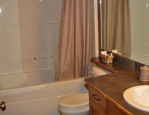Hillside Pool Home - 3 Bdrm w/Pool - Kelowna
