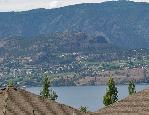 Hillside Pool Home - 3 Bdrm w/Pool - Kelowna