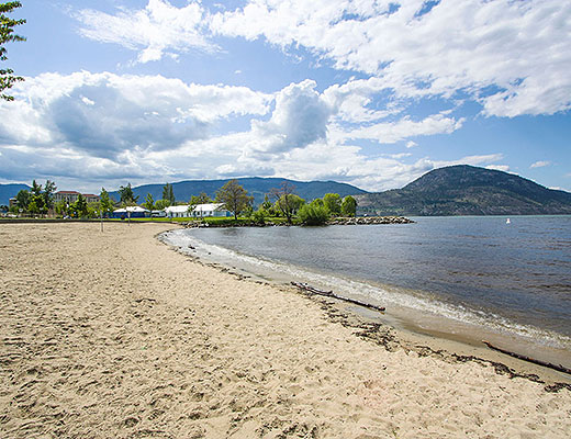 Above The Lake - 3 Bdrm Townhome w/Pool - Penticton