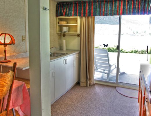 Skaha Lakefront Cottage - 4 Bdrm - OK Falls