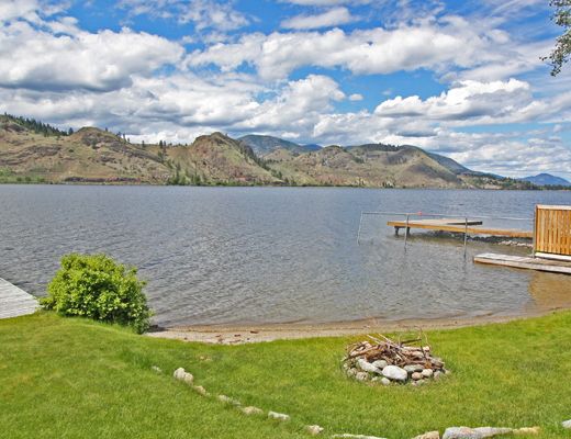 Skaha Lakefront Cottage - 4 Bdrm - OK Falls