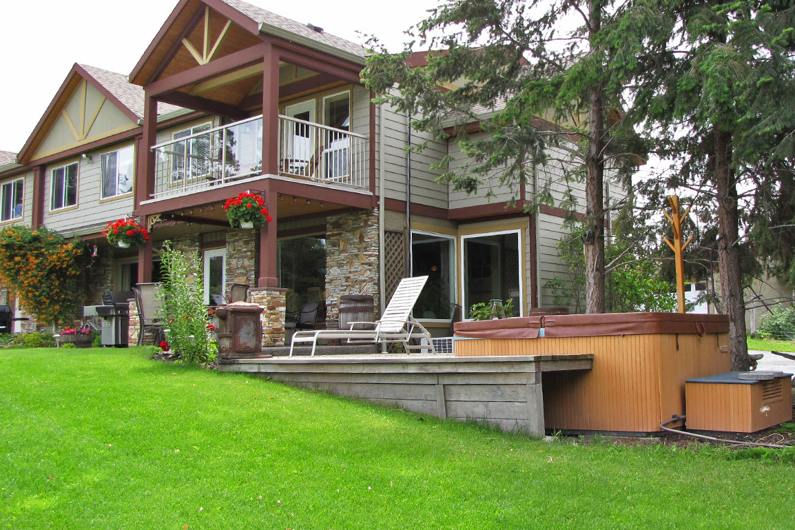 Jade Bay Lakefront 3 Bdrm HT Kalamalka Lake