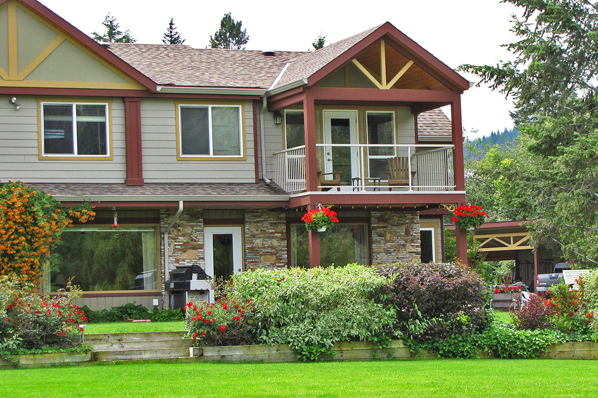 Jade Bay Lakefront 3 Bdrm HT Kalamalka Lake